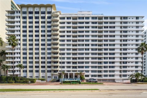 Condo in Miami Beach, Florida, 1 bedroom  № 2018457 - photo 18