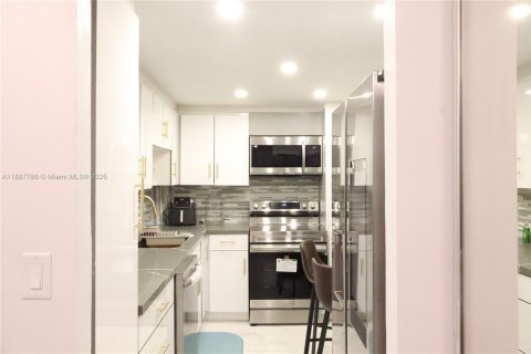 Condo in Miami Beach, Florida, 1 bedroom  № 2018457 - photo 15