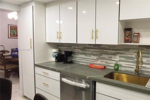 Condo in Miami Beach, Florida, 1 bedroom  № 2018457 - photo 16