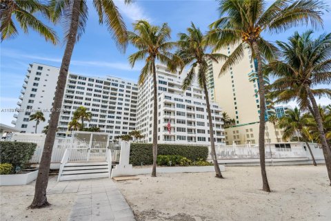 Condo in Miami Beach, Florida, 1 bedroom  № 2018457 - photo 19