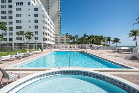 Condo in Miami Beach, Florida, 1 bedroom  № 2018457 - photo 28