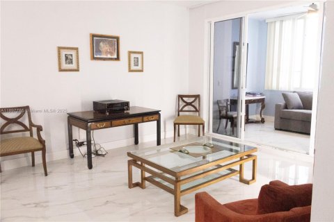 Condo in Miami Beach, Florida, 1 bedroom  № 2018457 - photo 2