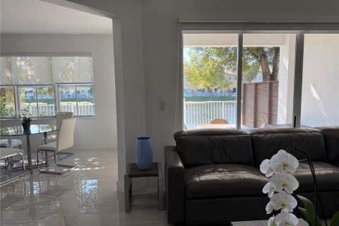 Купить таунхаус в Дорал, Флорида 4 спальни, 208.94м2, № 2038365 - фото 3