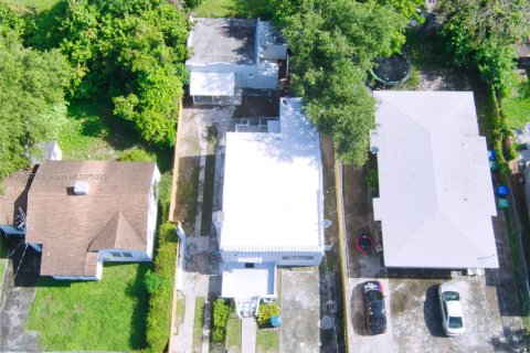 Villa ou maison à vendre à Miami, Floride: 4 chambres, 145.21 m2 № 1966263 - photo 3