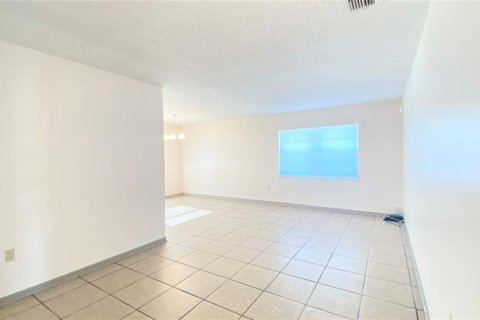 House in Orlando, Florida 4 bedrooms, 137.5 sq.m. № 1879854 - photo 7