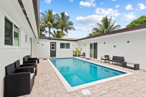 Casa en venta en Fort Lauderdale, Florida, 6 dormitorios, 284.84 m2 № 1967386 - foto 3