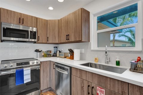 Casa en venta en Fort Lauderdale, Florida, 6 dormitorios, 284.84 m2 № 1967386 - foto 12