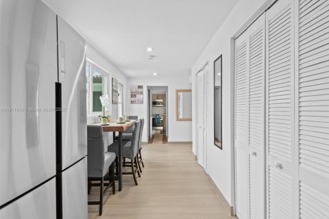 Casa en venta en Fort Lauderdale, Florida, 6 dormitorios, 284.84 m2 № 1967386 - foto 9