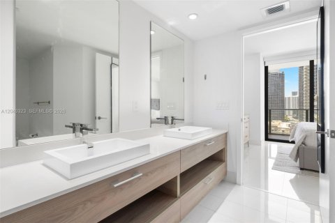 Condo in Miami, Florida, 2 bedrooms  № 2350629 - photo 13