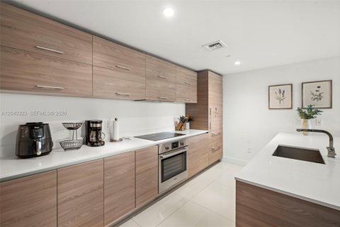 Condo in Miami, Florida, 2 bedrooms  № 2350629 - photo 9