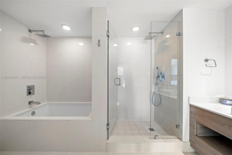 Condo in Miami, Florida, 2 bedrooms  № 2350629 - photo 15