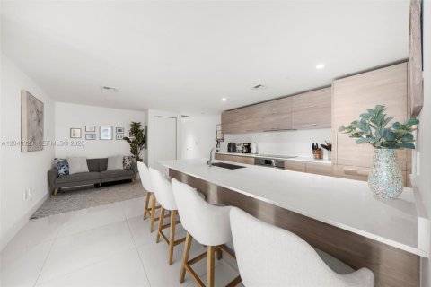Condo in Miami, Florida, 2 bedrooms  № 2350629 - photo 7