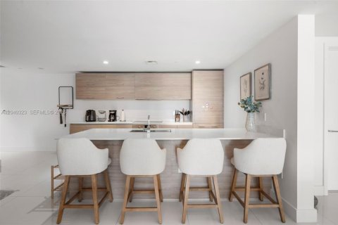 Condo in Miami, Florida, 2 bedrooms  № 2350629 - photo 8