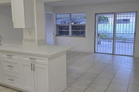 House in Hialeah, Florida 4 bedrooms, 174.01 sq.m. № 1839676 - photo 8