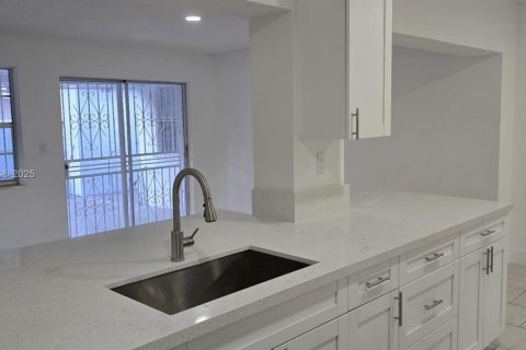 House in Hialeah, Florida 4 bedrooms, 174.01 sq.m. № 1839676 - photo 10