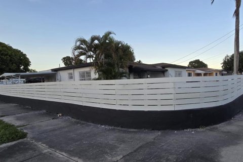 House in Hialeah, Florida 4 bedrooms, 174.01 sq.m. № 1839676 - photo 4