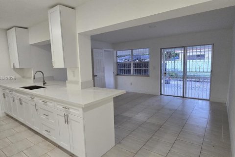House in Hialeah, Florida 4 bedrooms, 174.01 sq.m. № 1839676 - photo 7