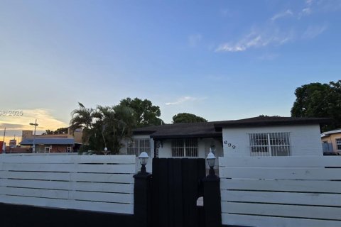 House in Hialeah, Florida 4 bedrooms, 174.01 sq.m. № 1839676 - photo 3