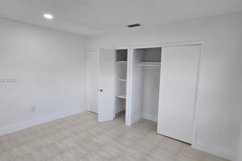 House in Hialeah, Florida 4 bedrooms, 174.01 sq.m. № 1839676 - photo 21