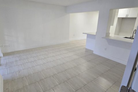 House in Hialeah, Florida 4 bedrooms, 174.01 sq.m. № 1839676 - photo 13