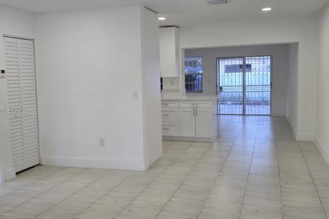 House in Hialeah, Florida 4 bedrooms, 174.01 sq.m. № 1839676 - photo 5