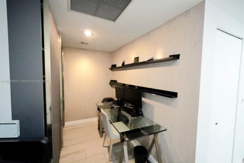 Condo in Miami, Florida, 2 bedrooms  № 1952595 - photo 7