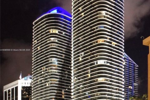 Condo in Miami, Florida, 2 bedrooms  № 1952595 - photo 1