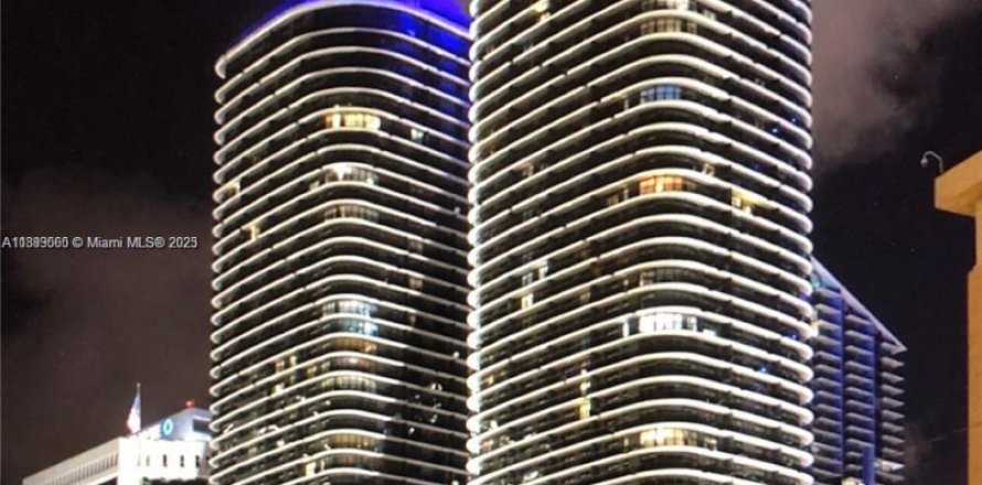 Condo in Miami, Florida, 2 bedrooms  № 1952595