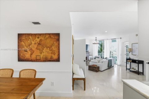 Condo in Miami, Florida, 2 bedrooms № 1963979 - photo 2
