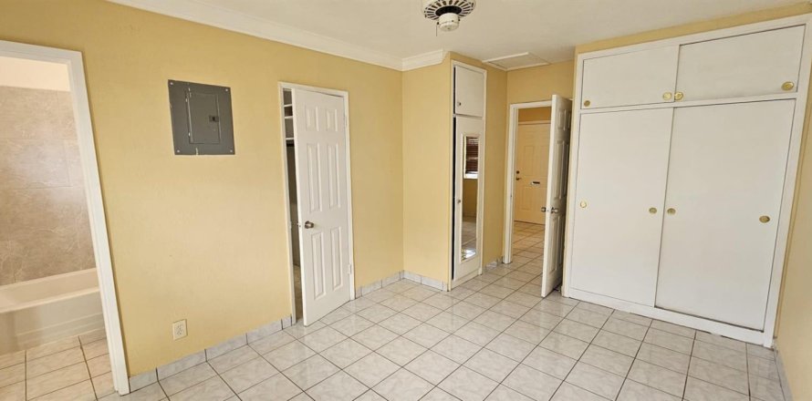 Condominio en Hollywood, Florida, 1 dormitorio  № 2170034
