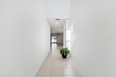Casa en venta en Zephyrhills, Florida, 5 dormitorios, 221.94 m2 № 2217230 - foto 4