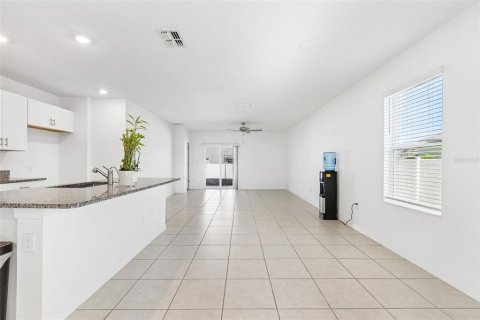 Casa en venta en Zephyrhills, Florida, 5 dormitorios, 221.94 m2 № 2217230 - foto 6