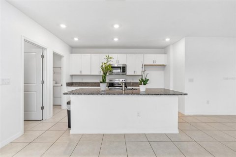 Casa en venta en Zephyrhills, Florida, 5 dormitorios, 221.94 m2 № 2217230 - foto 8
