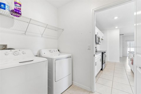 Casa en venta en Zephyrhills, Florida, 5 dormitorios, 221.94 m2 № 2217230 - foto 11