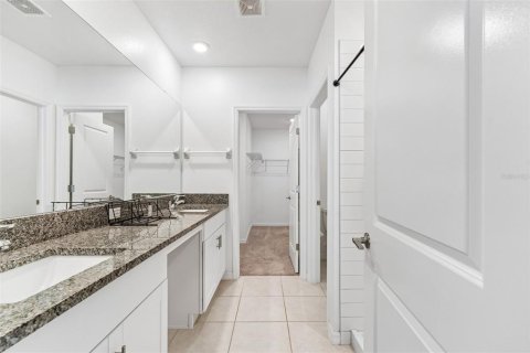 Casa en venta en Zephyrhills, Florida, 5 dormitorios, 221.94 m2 № 2217230 - foto 15