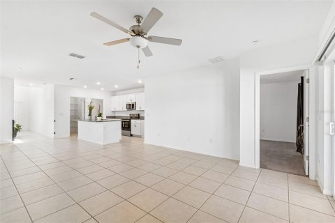 Casa en venta en Zephyrhills, Florida, 5 dormitorios, 221.94 m2 № 2217230 - foto 12