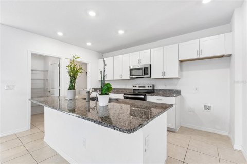 Casa en venta en Zephyrhills, Florida, 5 dormitorios, 221.94 m2 № 2217230 - foto 9