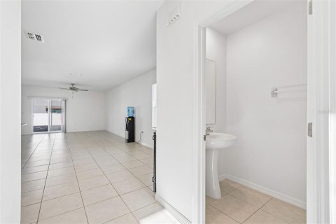 Casa en venta en Zephyrhills, Florida, 5 dormitorios, 221.94 m2 № 2217230 - foto 5