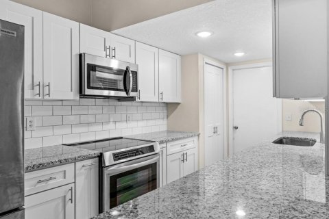 Townhouse in Apopka, Florida 2 bedrooms, 124.02 sq.m. № 2394225 - photo 10