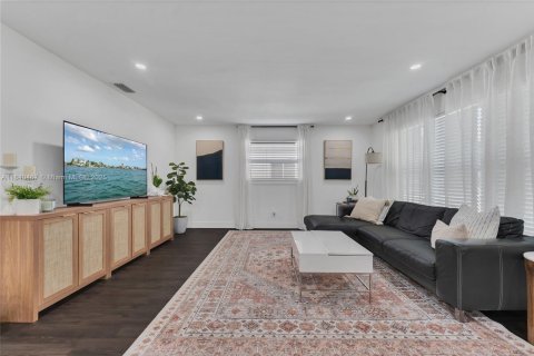 House in Hollywood, Florida 3 bedrooms, 113.15 sq.m. № 2013081 - photo 4