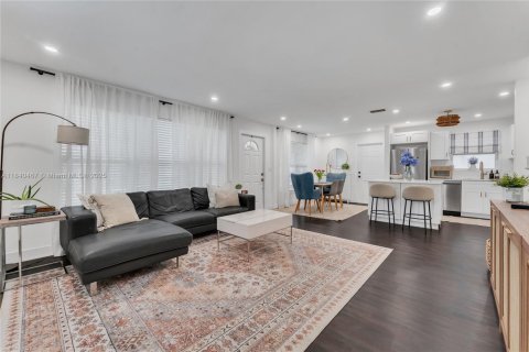 House in Hollywood, Florida 3 bedrooms, 113.15 sq.m. № 2013081 - photo 2