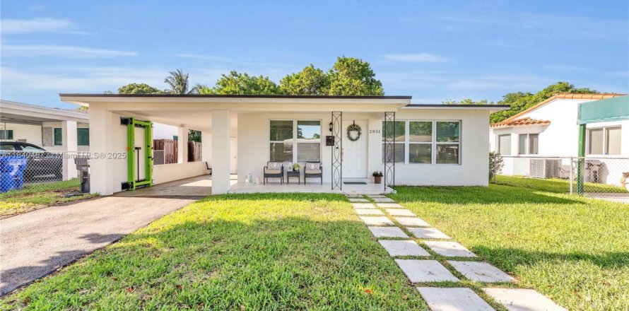 House in Hollywood, Florida 3 bedrooms, 113.15 sq.m. № 2013081