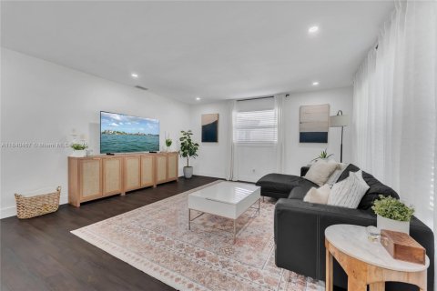 House in Hollywood, Florida 3 bedrooms, 113.15 sq.m. № 2013081 - photo 5