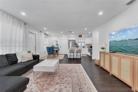 House in Hollywood, Florida 3 bedrooms, 113.15 sq.m. № 2013081 - photo 3