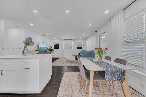 House in Hollywood, Florida 3 bedrooms, 113.15 sq.m. № 2013081 - photo 12