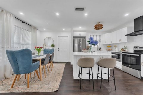 House in Hollywood, Florida 3 bedrooms, 113.15 sq.m. № 2013081 - photo 7