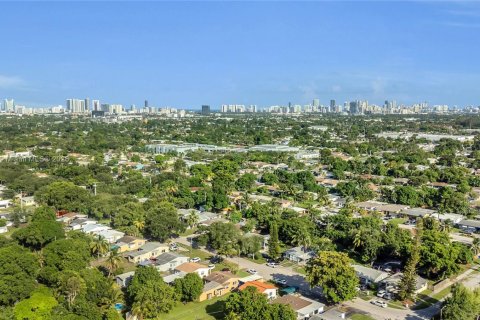 House in Hollywood, Florida 3 bedrooms, 113.15 sq.m. № 2013081 - photo 26