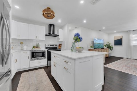 House in Hollywood, Florida 3 bedrooms, 113.15 sq.m. № 2013081 - photo 8