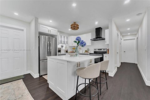 House in Hollywood, Florida 3 bedrooms, 113.15 sq.m. № 2013081 - photo 9