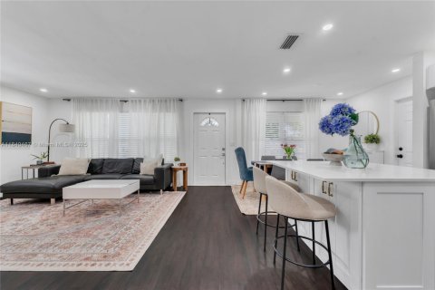 House in Hollywood, Florida 3 bedrooms, 113.15 sq.m. № 2013081 - photo 6